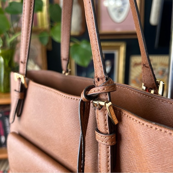 Michael Kors Jet Set Medium Saffiano Leather Pocket Tote Bag - Picture 4 of 15